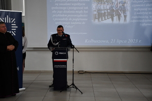 zdjęcia z uroczystych obchodów Święta Policji, na zdjęciu Komendant Powiatowy policji w Kolbuszowej podczas przemówienia