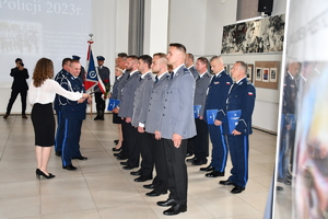 zdjęcia z uroczystych obchodów Święta Policji, na zdjęciach widoczni  funkcjonariusze KPP w Kolbuszowej podczas awansów na wyższe stopnie służbowe