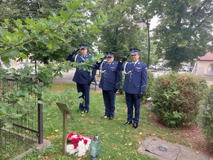 policjanci oddający honor po złożeniu kwiatów pod Dębem Pamięci na kolbuszowskim rynku