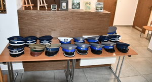 policyjne czapki na stoliku
