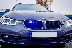 nieoznakowany radiowóz marki BMW