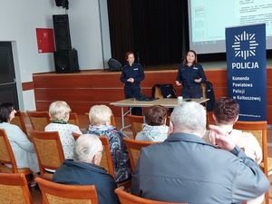 policjantki oraz siedzące na sali osoby