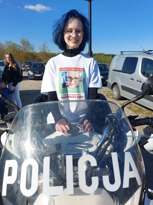 kobieta siedząca na motocyklu policyjnym