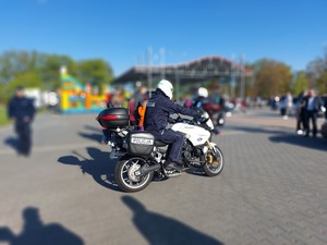 policjant na motocyklu