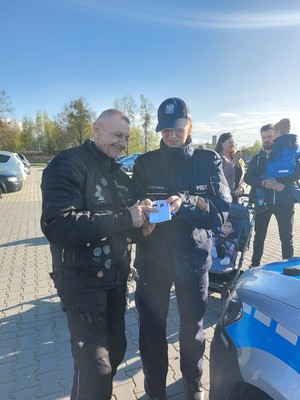 policjanta, obok stojący mężczyzna