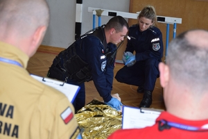 policjanci w trakcie ćwiczenia resuscytacji  na manekinie