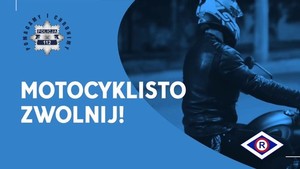 obrazek z napisem MOTOCYKLISTO ZWOLNIJ, w prawej części widoczny człowiek w kasku siedzący na motocyklu