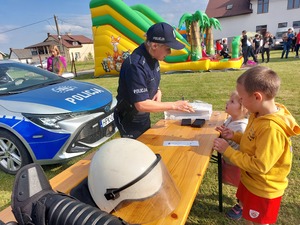 policjantka wykonująca odciski palców dzieciom