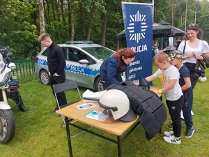 policjantka wykonująca odciski palców