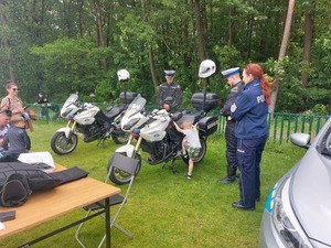 motocykl policyjny , stojący obok policjanci