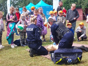 policjantka podczas pokazu resuscytacji z u wykorzystaniem manekina