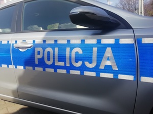 Napis POLICJA na radiowozie