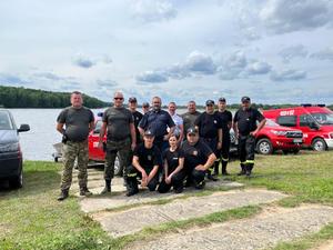 zdjęcia ze wspólnych działań nad zalewem Maziarnia. Na zdjęciach funkcjonariusze Policji, Straży Rybackiej, osp w Raniżowie oraz PSP w Kolbuszowej oraz radiowozy. W tle zalew.