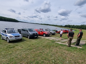 zdjęcia ze wspólnych działań nad zalewem Maziarnia. Na zdjęciach funkcjonariusze Policji, Straży Rybackiej, osp w Raniżowie oraz PSP w Kolbuszowej oraz radiowozy. W tle zalew.