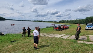 zdjęcia ze wspólnych działań nad zalewem Maziarnia. Na zdjęciach funkcjonariusze Policji, Straży Rybackiej, osp w Raniżowie oraz PSP w Kolbuszowej oraz radiowozy. W tle zalew.