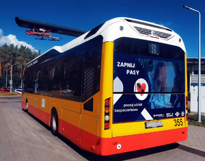 autobus z plakatem promującą akcję &quot;Zapnij pasy, poczuj uścisk bezpieczeństwa&quot;