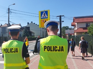 policjanci stojący obok przejścia dla pieszych