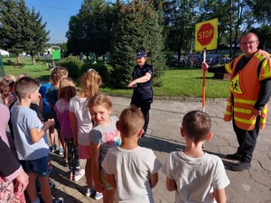 policjantka na spotkaniu z dziećmi, obok Pan &quot;Stopek&quot;