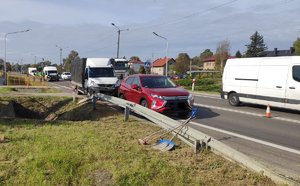 zdjęcie z miejsca zdarzenia, widoczne samochody stojące na drodze