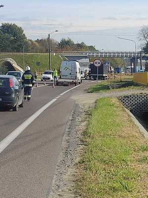 zdjęcia z miejsca zdarzenia, widoczne samochody stojące na drodze