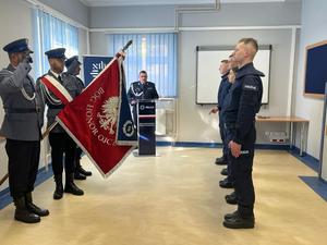 zdjęcia z uroczystości ślubowania nowo przyjętych policjantów w kolbuszowskiej jednostce, Na zdjęciach nowo przyjęci policjanci i funkcjonariusze KPP w Kolbuszowej podczas ślubowania.