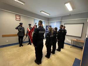 zdjęcia z uroczystości ślubowania nowo przyjętych policjantów w kolbuszowskiej jednostce, Na zdjęciach nowo przyjęci policjanci i funkcjonariusze KPP w Kolbuszowej podczas ślubowania.