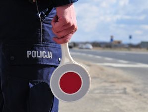 Policjant z tarczą do zatrzymywania