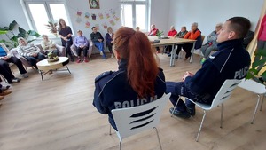 policjanci i zgromadzeni