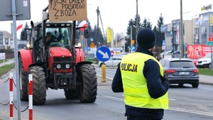 Zdjęcie policjata podczas pełnienia obowiązków na drodze.