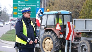 Zdjęcie policjata podczas pełnienia obowiązków na drodze.