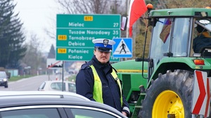 Zdjęcie policjata podczas pełnienia obowiązków na drodze.