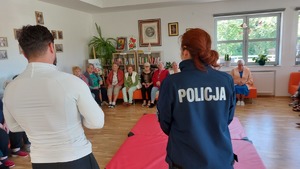 zdjęcie policjantów prowadzących zajęcia z seniorami