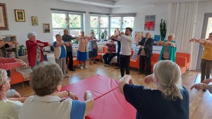 zdjęcie policjantów prowadzących zajęcia z seniorami