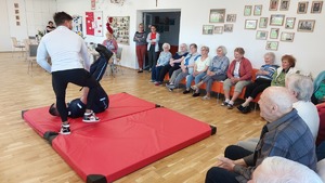 zdjęcie policjantów prowadzących zajęcia z seniorami