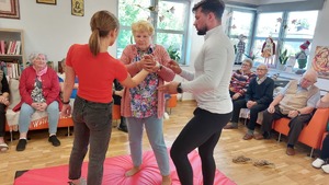 zdjęcie policjantów prowadzących zajęcia z seniorami