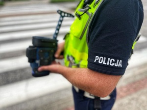 zdjecie policjanta prowadzącego działania na drodze