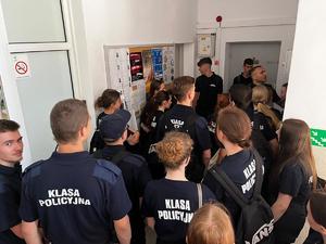 zdjęcie policjantów i uczniów liceum