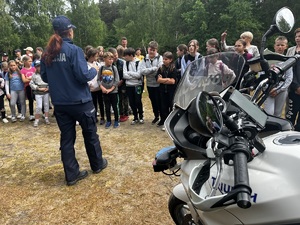 zdjęcie policjantów oraz dzieci podczas pikniku