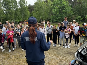 zdjęcie policjantów oraz dzieci podczas pikniku
