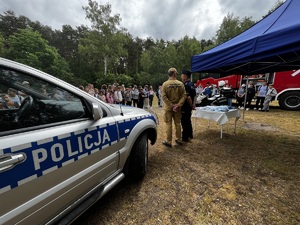 zdjęcie policjantów oraz dzieci podczas pikniku