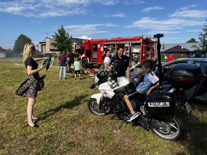 zdjęcie policjantów i dzieci na pikniku