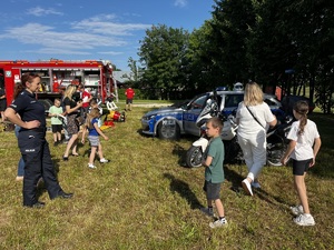 zdjęcie policjantów i dzieci na pikniku