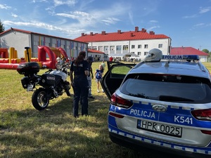 zdjęcie policjantów i dzieci na pikniku