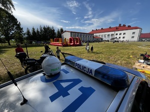 zdjęcie policjantów i dzieci na pikniku