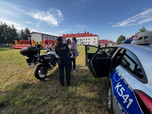 zdjęcie policjantów i dzieci na pikniku