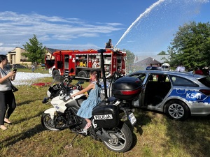 zdjęcie policjantów i dzieci na pikniku