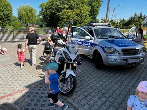 zdjęcie policjantów podczas spotkania z przedszkolakami