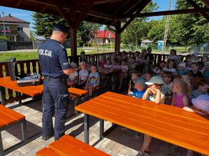 zdjęcie policjantów podczas spotkania z przedszkolakami