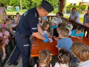 zdjęcie policjantów podczas spotkania z przedszkolakami