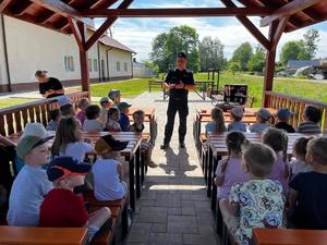 zdjęcie policjantów podczas spotkania z przedszkolakami